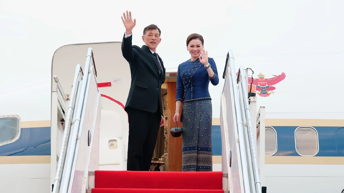 ในหลวง-พระราชินี เสด็จฯไปทรงสักการะพระธาตุหลวง เสร็จสิ้นทรงเสด็จฯกลับจากเยือนสปป.ลาว