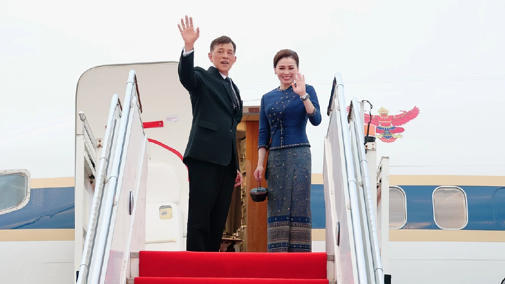ในหลวง-พระราชินี เสด็จฯไปทรงสักการะพระธาตุหลวง เสร็จสิ้นทรงเสด็จฯกลับจากเยือนสปป.ลาว