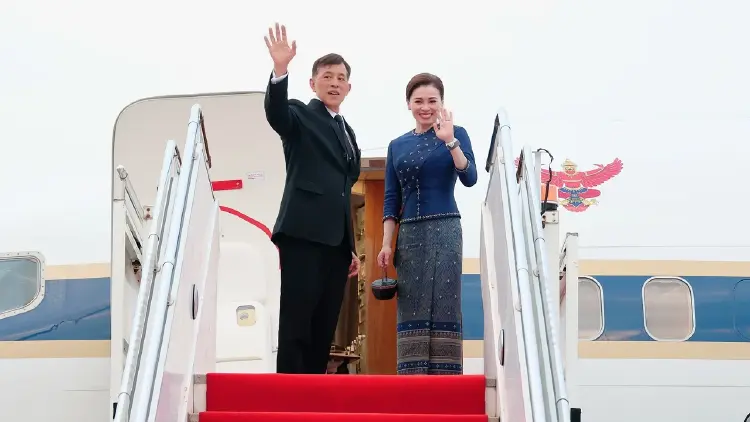 ในหลวง-พระราชินี เสด็จฯไปทรงสักการะพระธาตุหลวง เสร็จสิ้นทรงเสด็จฯกลับจากเยือนสปป.ลาว