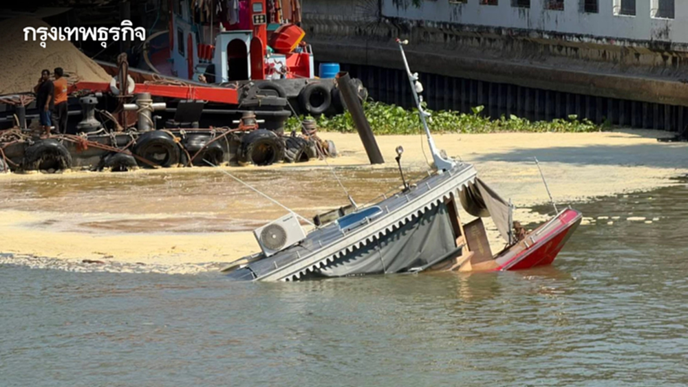 ด่วน เกิดเหตุ 'เรือล่ม' กลางคลองบางกอกน้อย เจ้าหน้าที่กู้ภัยทางน้ำระดมกำลังเข้าช่วยเหลือ