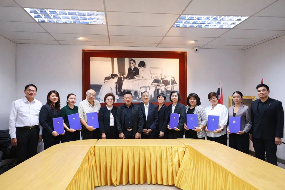 ‘องค์การค้า สกสค.’ เซ็นจ้างพิมพ์แบบเรียน ‘5 เอกชน’ ตบเท้าร่วมลงนาม ‘ข้อตกลงคุณธรรม’ มั่นใจเสร็จก่อนเปิดเทอม