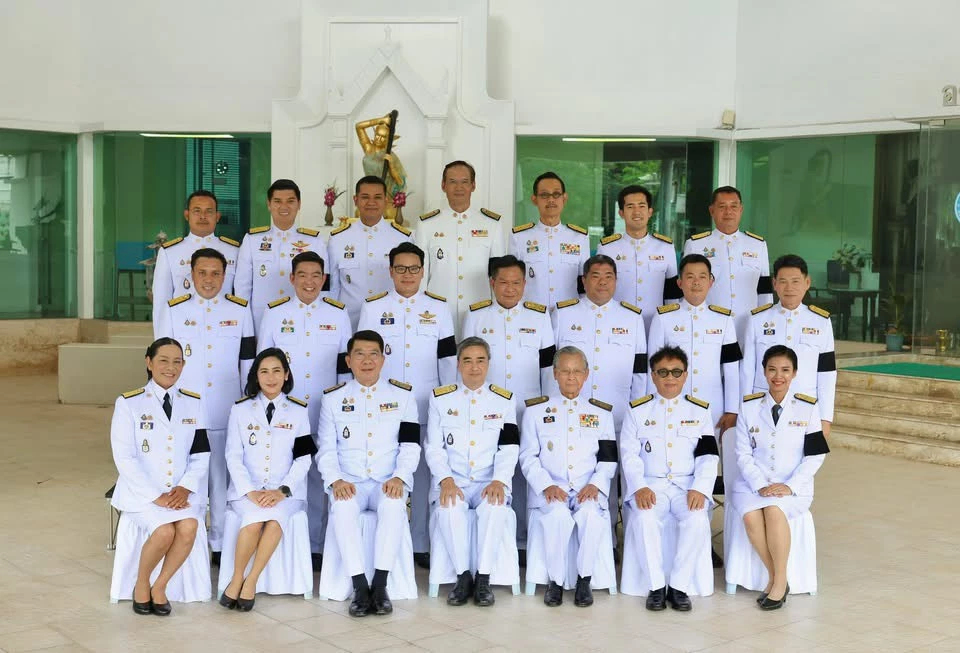 'อภิสิทธิ์'นำ สส.ถ่ายรูปหมู่ก่อนร่วมพระราชพิธีเปิดประชุมรัฐสภา