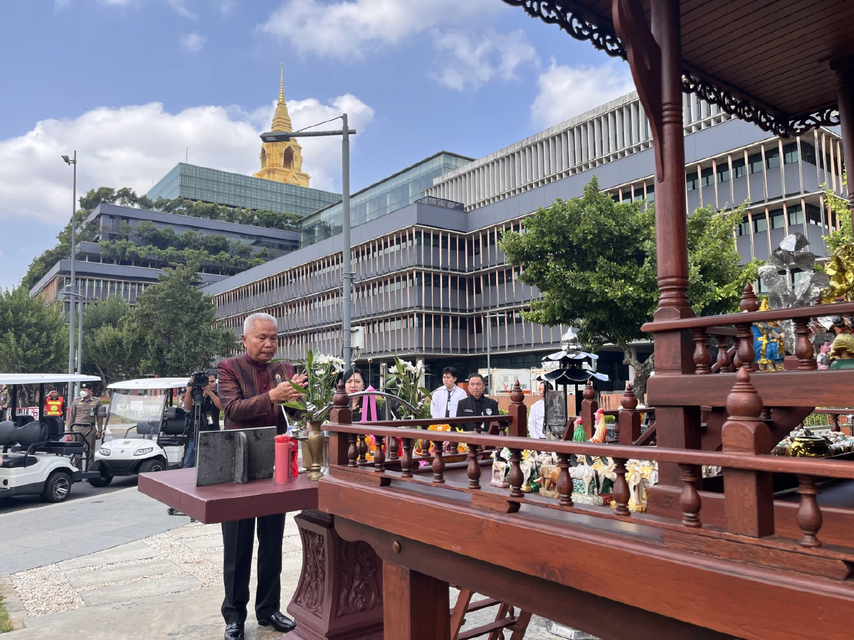 'โสภณ' ขอพรสิ่งศักดิ์สิทธิ์ ก่อนตรวจความพร้อมห้องประชุมสภาฯ