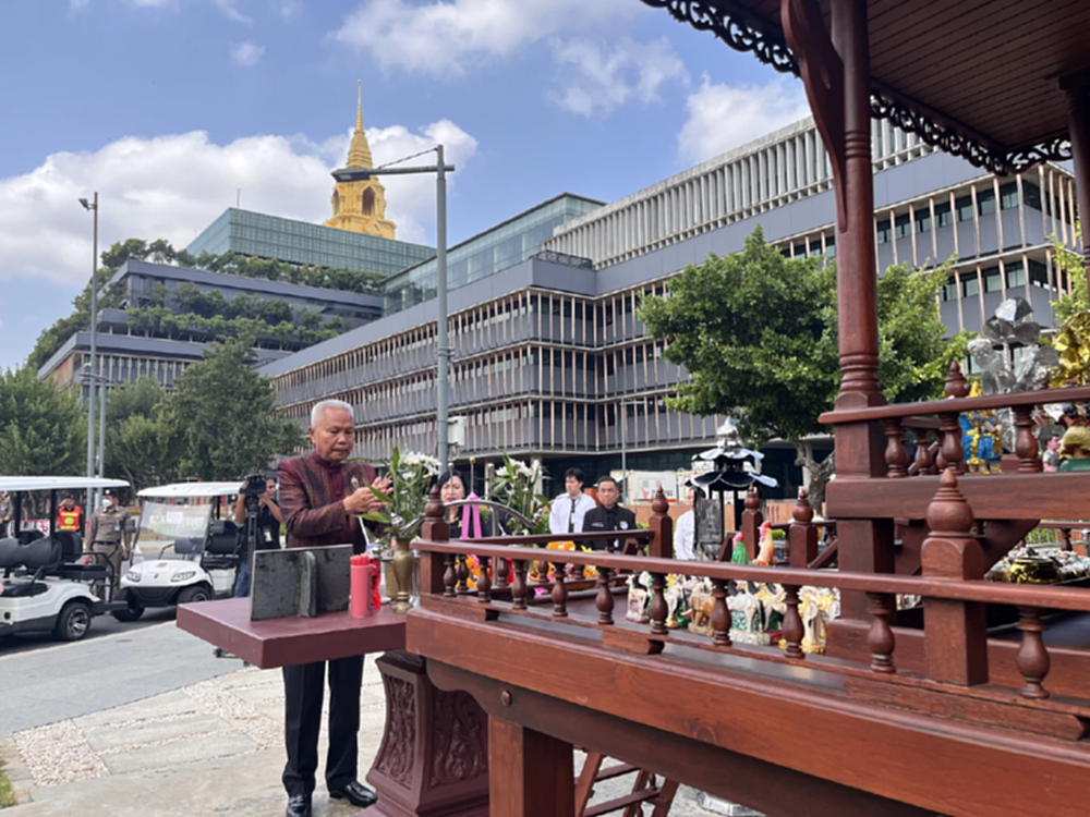 'โสภณ' ขอพรสิ่งศักดิ์สิทธิ์ ก่อนตรวจความพร้อมห้องประชุมสภาฯ