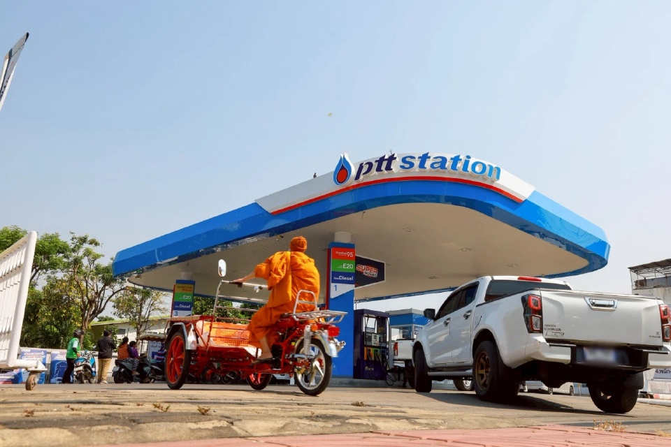 แห่เติมน้ำมัน จนท.ตรวจปั๊มน้ำมัน ป้องกันฉวยโอกาสขึ้นราคา