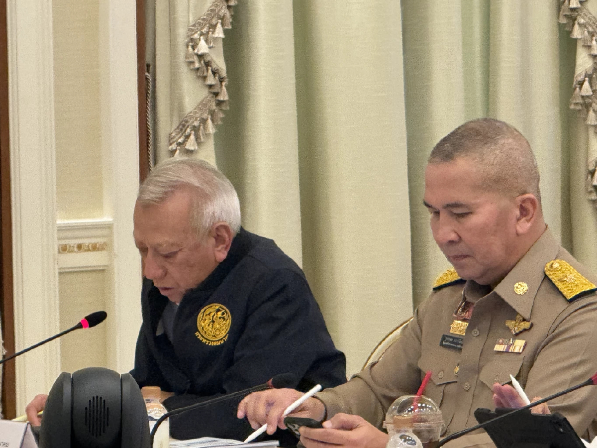 “พิพัฒน์” นั่งหัวโต๊ะประชุมสถานการณ์ด้านพลังงาน วางแผนไม่ให้น้ำมันขาดช่วงหยุดยาวสงกรานต์