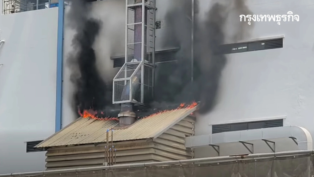 ด่วน ไฟไหม้โรงงานใหญ่ 'นิคมฯ ดัง' เขตประเวศ ควันดำพุ่งท่วมหลังคา