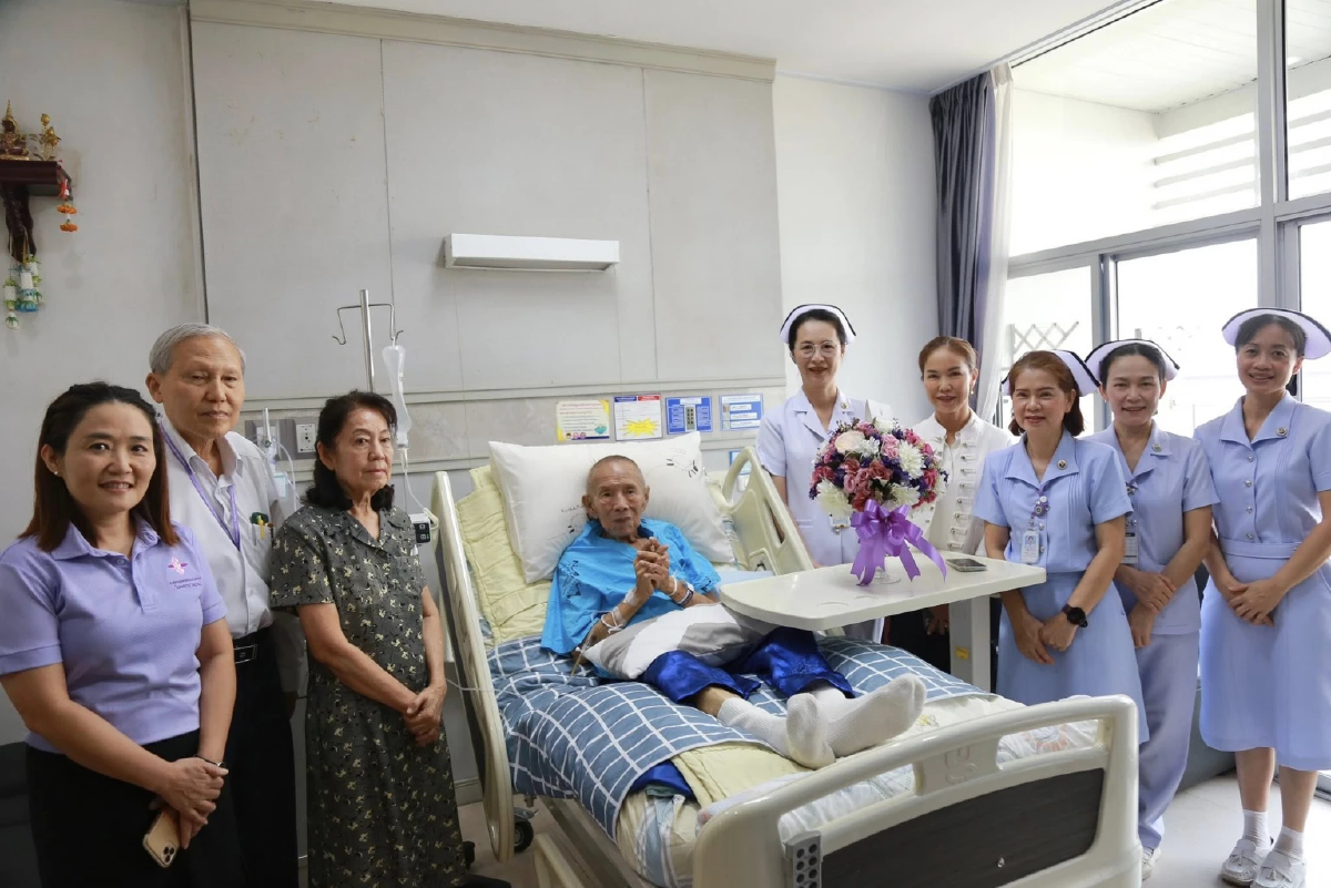 โปรดเกล้าฯพระราชทานแจกันดอกไม้ แก่ พล.อ.วาภิรมย์ มนัสรังษี