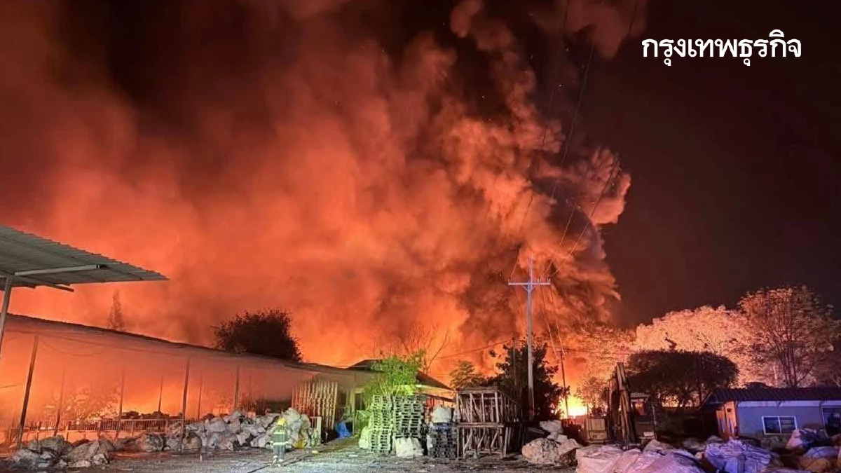 ยังคุมเพลิงไม่ได้ ไฟไหม้โรงงานยางรถยนต์ อ.ปลวกแดง จ.ระยอง