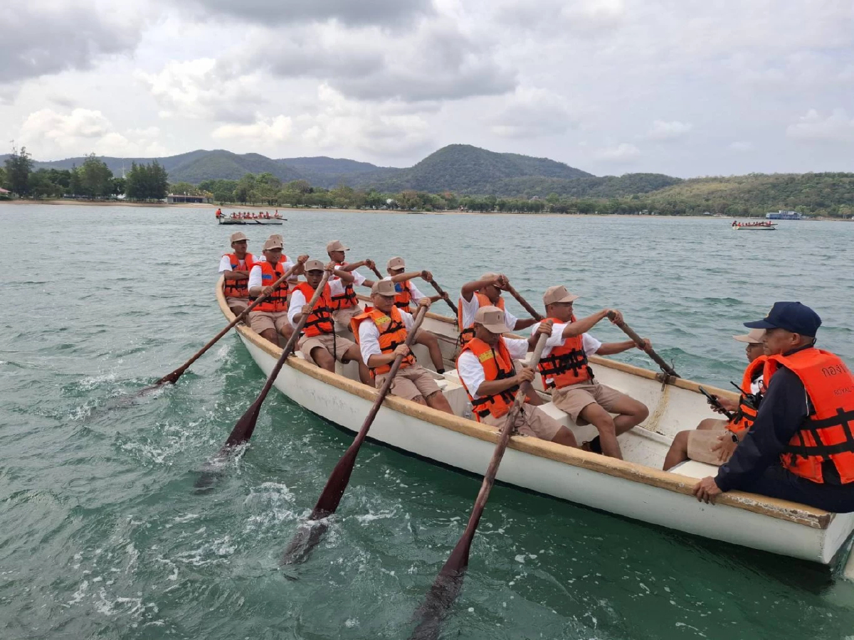 ศูนย์ฝึกทหารใหม่ จัดกิจกรรมฝึกตีกระเชียงในทะเล สร้างเหล็กในคน