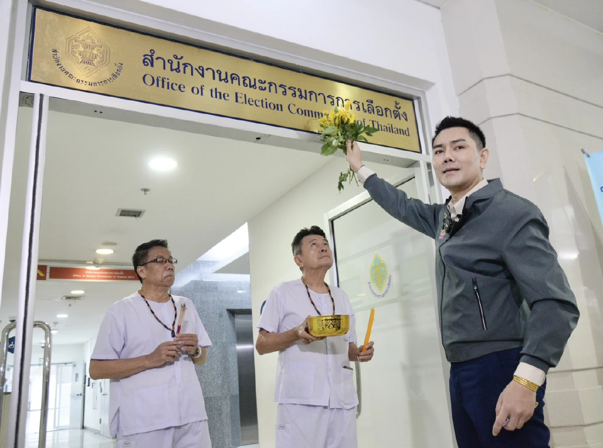 'ทนายอั๋น' มา กกต.ทำพิธีไล่มนต์เขมร ปูดเอกสารขบวนการล้มฮั้ว สว.