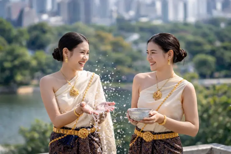 ‘ดุสิตธานี’ กระตุ้นท่องเที่ยว ‘สงกรานต์’ อัดโปรโมชันห้องพัก 3 โรงแรมในกรุงเทพฯ - พัทยา – หัวหิน