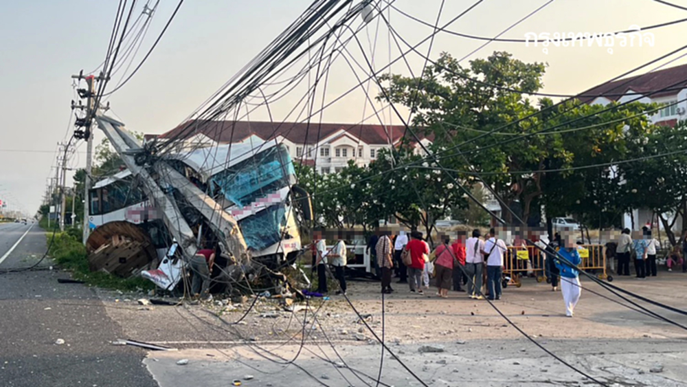 ด่วน รถทัวร์เสียหลักชนเสาไฟ หัก 2 ท่อน ที่เพชรบุรี บาดเจ็บอื้อ