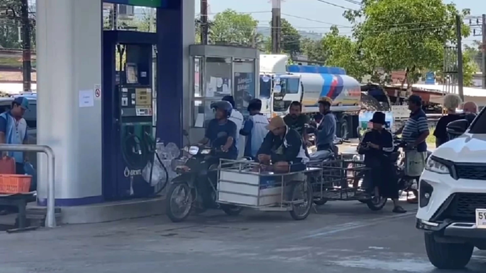 เขาหลักแตก! ประชาชนแห่เติมน้ำมันล้นถนน หลังอิหร่านปิดช่องแคบ