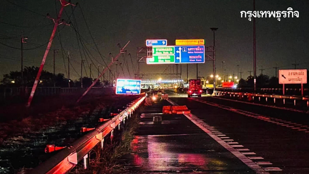พายุฤดูร้อนถล่มโคราช เสาไฟล้มขวางมอเตอร์เวย์ M6 ด่านขามทะเลสอ
