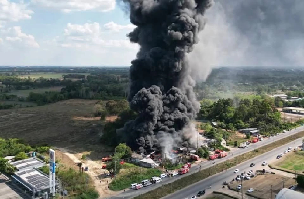 'ธนกร' สั่งหยุดกิจการ! เหตุเพลิงไหม้โรงงานรีไซเคิลปราจีนฯ 2 แห่ง คาดเสียหาย 20 ล้าน