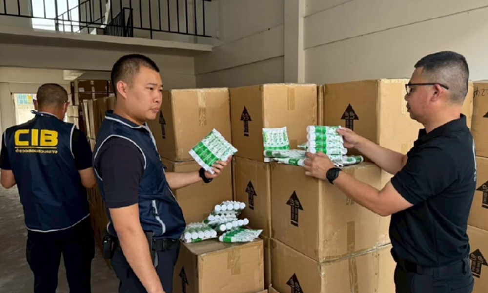 สินค้าปลอมทะลัก CIB บุกทลายโกดังปทุมฯ ยึดของกลางกว่า 1 แสนชิ้น