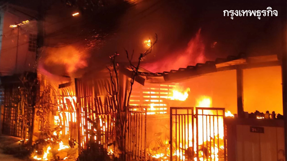 ไฟไหม้บ้านเรือนประชาชน ซอยพหลโยธิน 63 บางเขน ฉีดน้ำ ดับเพลิงวุ่น
