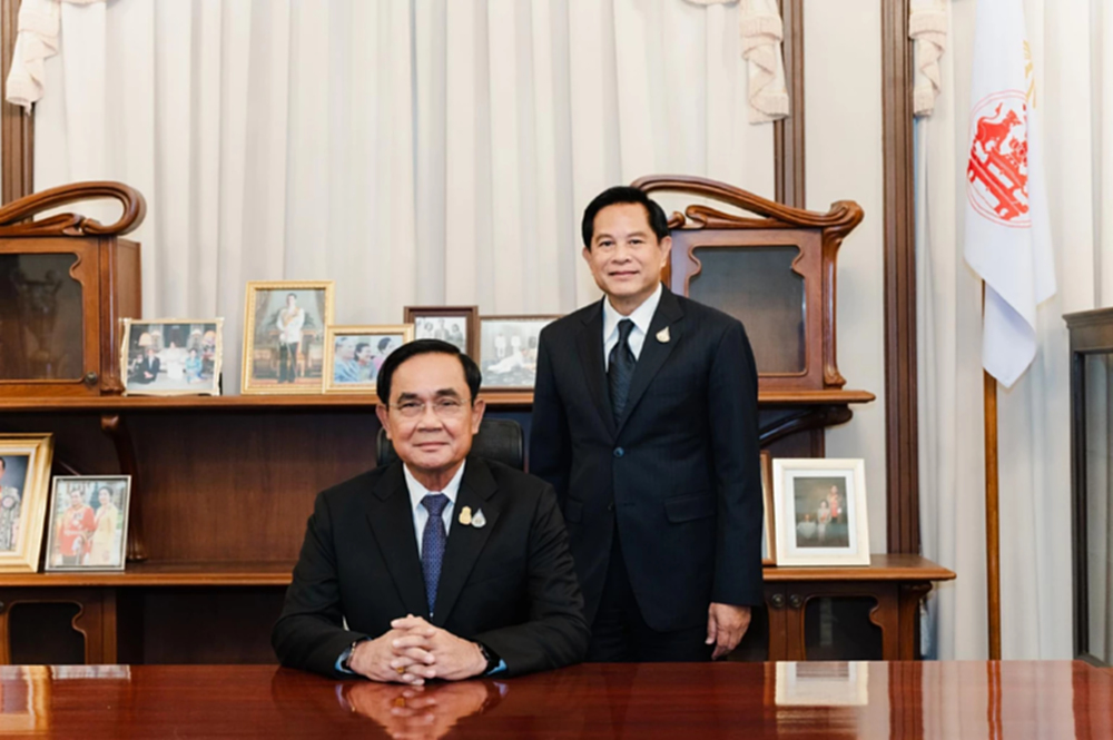 'พีระพันธ์ุ' โพสต์ภาพคู่ 'พล.อ.ประยุทธ์' อวยพรวันคล้ายวันเกิด