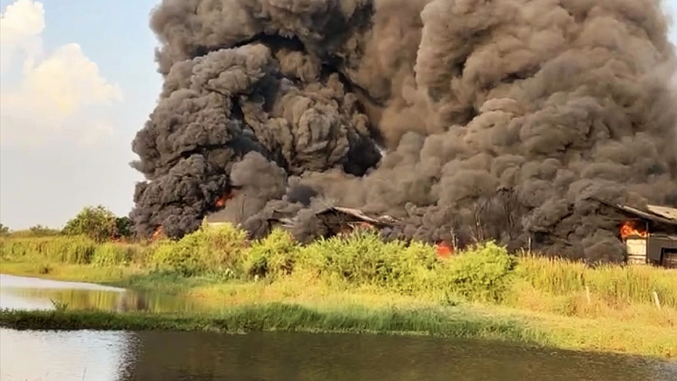 ด่วน! ไฟไหม้ โรงงานทินเนอร์ จ.ฉะเชิงเทรา ควันดำพวยพุ่ง ยังคุมเพลิงไม่ได้