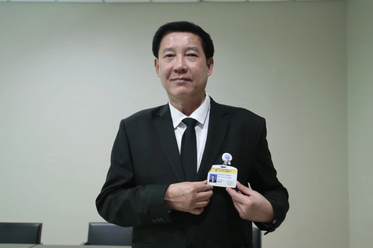 'ธีระศักดิ์' รายงานตัวเป็น สว.ใหม่แล้ว ยืนยันไม่ฝักใฝ่การเมือง