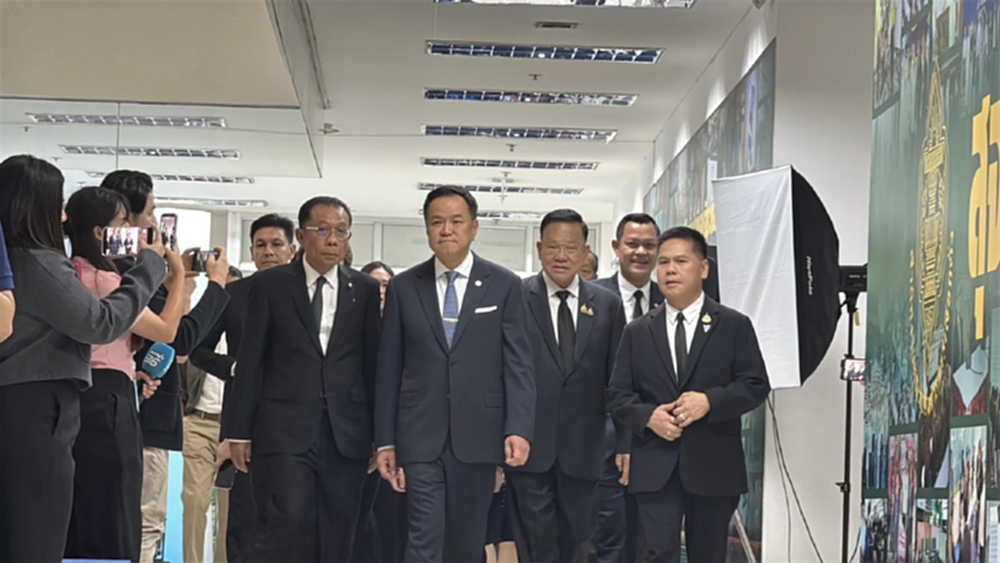 'อนุทิน' ขนทัพ ภท.เอาหนังสือรับรอง สส. บอกใจเย็น ๆ ปมโควตา รมต.