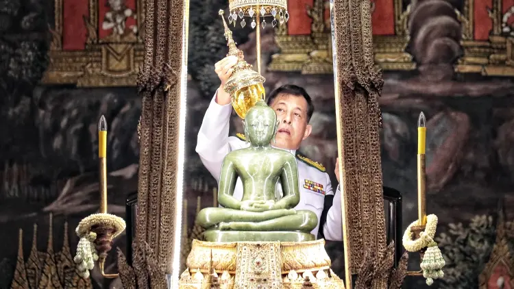 ในหลวง-พระราชินี ทรงเปลี่ยนเครื่องทรงฤดูหนาวเป็นเครื่องทรงฤดูร้อน ถวายพระแก้วมรกต