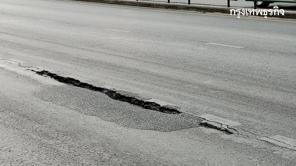 เลี่ยงเส้นทางรถติดด่วน ถนนเพชรบุรี ขาออก พื้นถนนทรุดตัว เลนกลาง