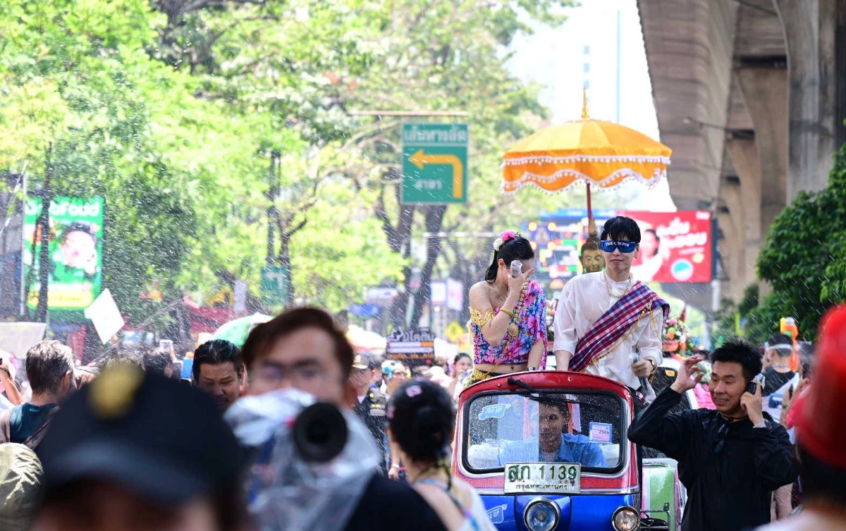คนกรุงแห่เล่นน้ำ! ดันยอดรถไฟฟ้า 3 วันทะลุ 3.6 ล้านเที่ยว สายสีทองโต 50%