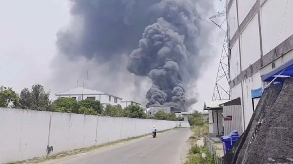 ไฟไหม้โรงงานแว่นตา บางบัวทอง เสียงดังปะทุเป็นระยะ วิ่งหนีตายวุ่น