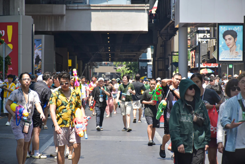 สีลมแตก! สงกรานต์ 2569 คนทะลัก 1.4 แสน สั่งเฝ้าระวังเรียลไทม์ทั้งกรุง