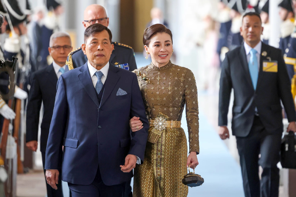 ‘ในหลวง-พระราชินี’ ทรงร่วมพิธีสรรเสริญ ขอบคุณพระเจ้า วันคล้ายวันพระราชสมภพ กษัตริย์สวีเดน