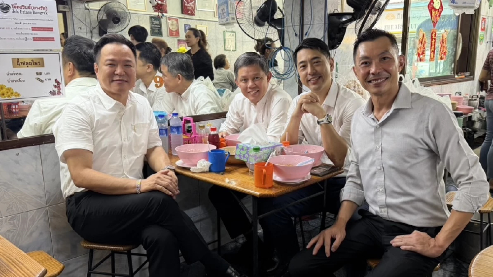 ‘อนุทิน’ ควง ‘รมว.กลาโหมสิงคโปร์’ กินโจ๊กร้านดังย่านบางรัก