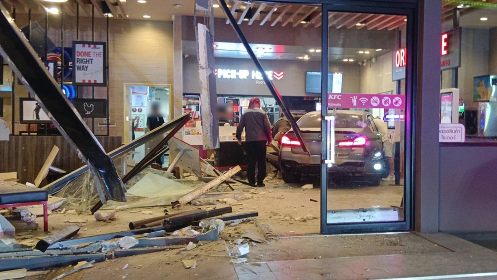 ระทึก รถเก๋งพุ่งชนร้านไก่ทอด KFC มีผู้บาดเจ็บหลายราย จนท.เร่งช่วยเหลือ