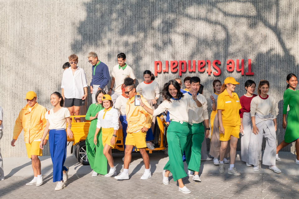 เสื้อผ้าแฟชั่นยังไม่ฟื้น ‘วิคธีร์รัฐ’ รุกหนัก ‘ยูนิฟอร์ม’ โกยล็อตแรก 6 หมื่นชุดจาก 'คาเฟ่ อเมซอน'