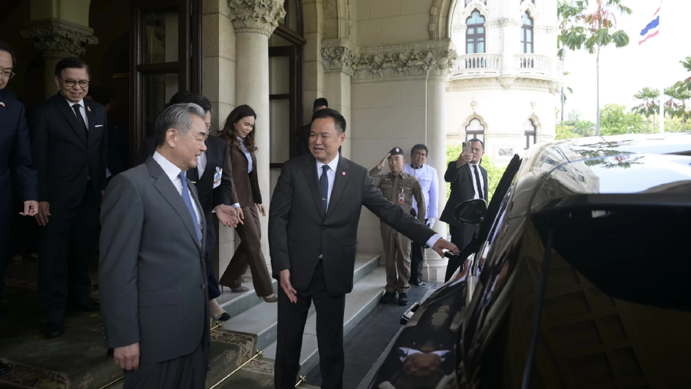 ‘อนุทิน’ ขับรถพา ‘หวัง อี้’ รมว.ต่างประเทศจีน ออกไปรับประทานมื้อเที่ยง