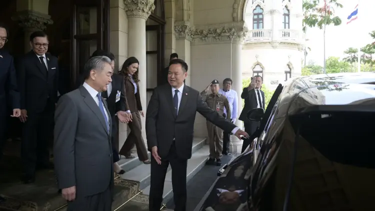 ‘อนุทิน’ ขับรถพา ‘หวัง อี้’ รมว.ต่างประเทศจีน ออกไปรับประทานมื้อเที่ยง