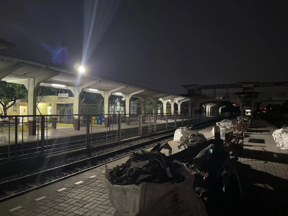 'สถานีรถไฟโคราช' เปิดวิ่งรถตามปกติแล้ว หลังพายุถล่มหลังคาพัง