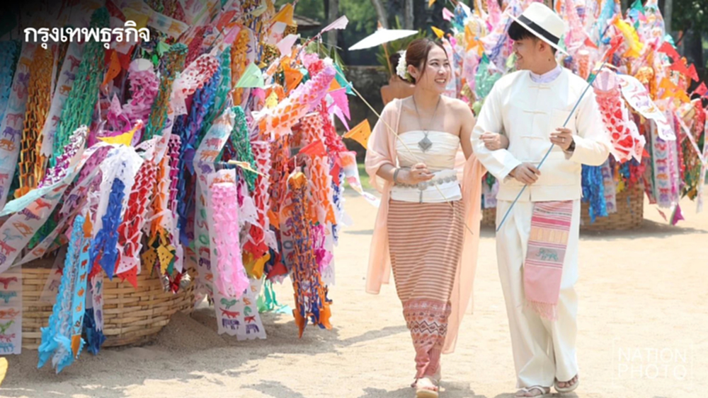 ควันหลงสงกรานต์ แห่แต่งชุดล้านนาถ่ายรูป 'วัดต้นเกว๋น' เชียงใหม่ ตามรอยละครดัง