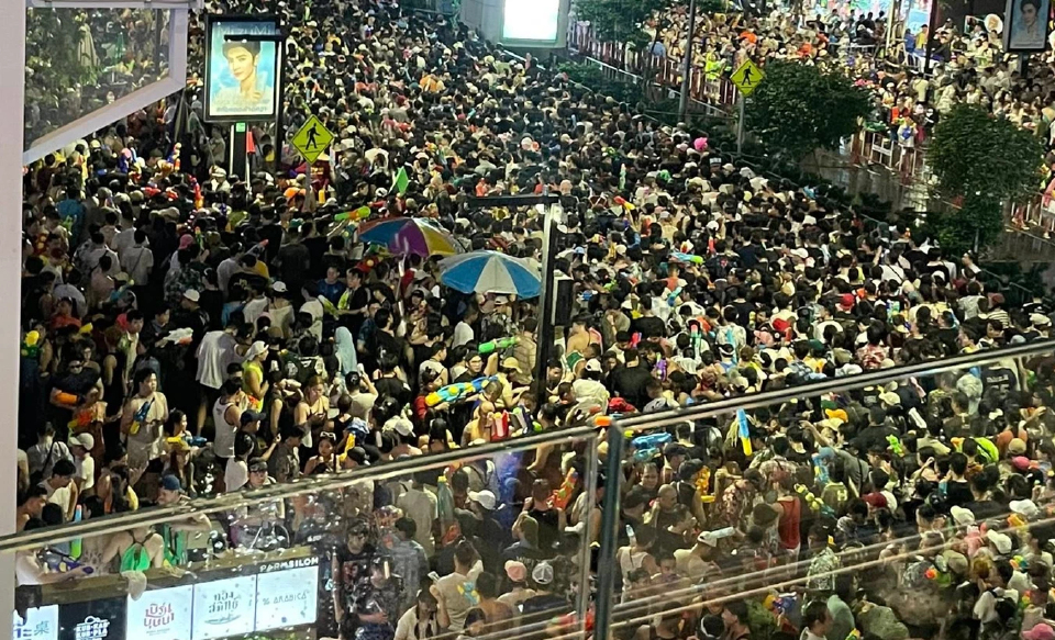 สีลมแตก! คนทะลุ 2 แสนคน ปิดทางลง BTS ศาลาแดง ระบายคลื่นมหาชน