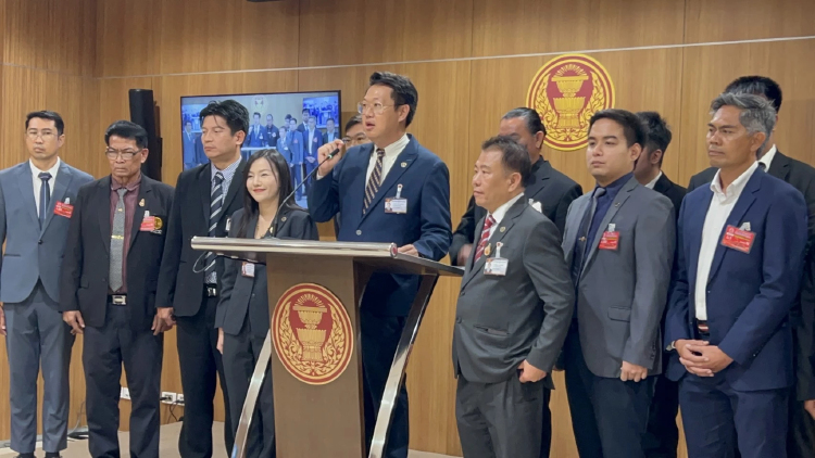 'คริส' โวยถูก 'สส.ปชน.' คุกคามกลางห้องประชุมสภาฯ จ่อยื่นจริยธรรม