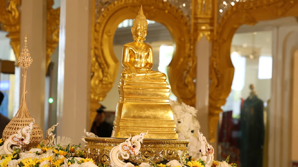 สักการะหลวงพ่อเงิน ฉลองปีใหม่ไทย ที่ เมืองสุขสยาม ไอคอนสยาม
