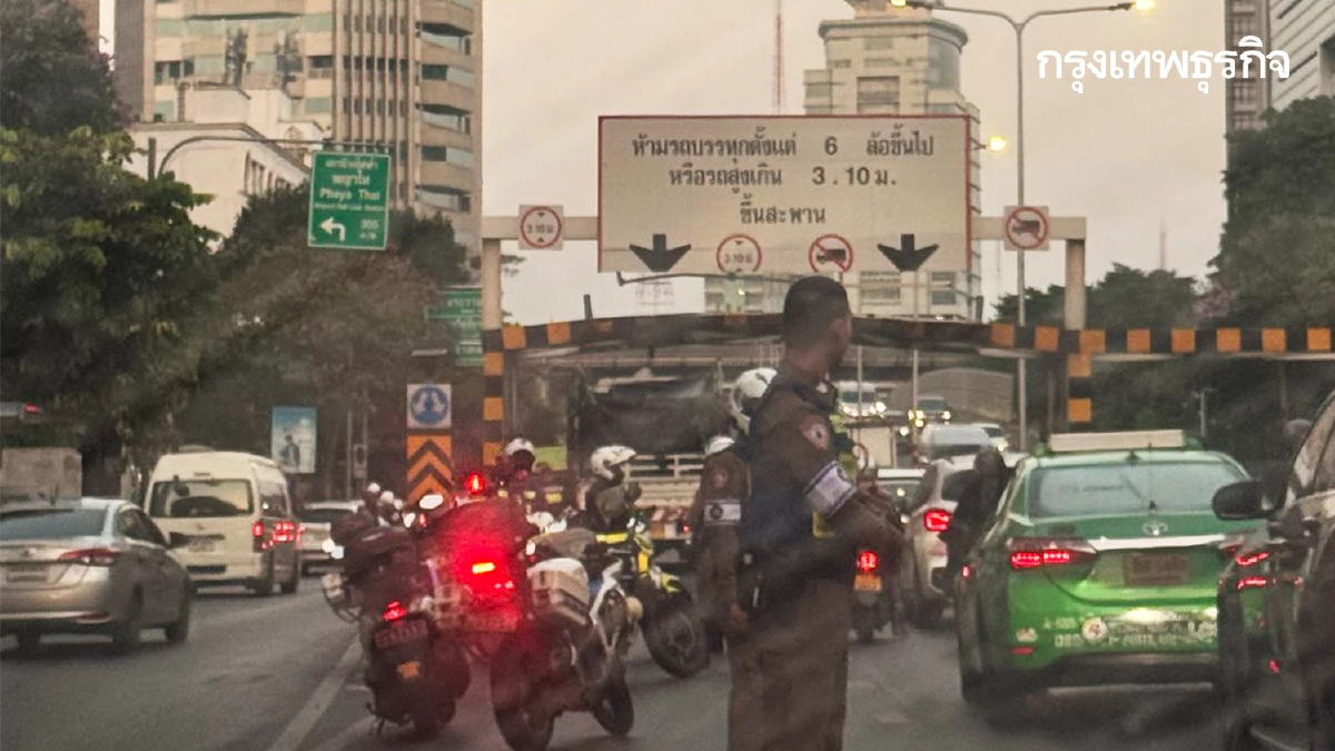 เอาอีกแล้ว รถบรรทุกติดที่กั้นความสูง สะพานข้ามแยกพญาไท รถติดมาก