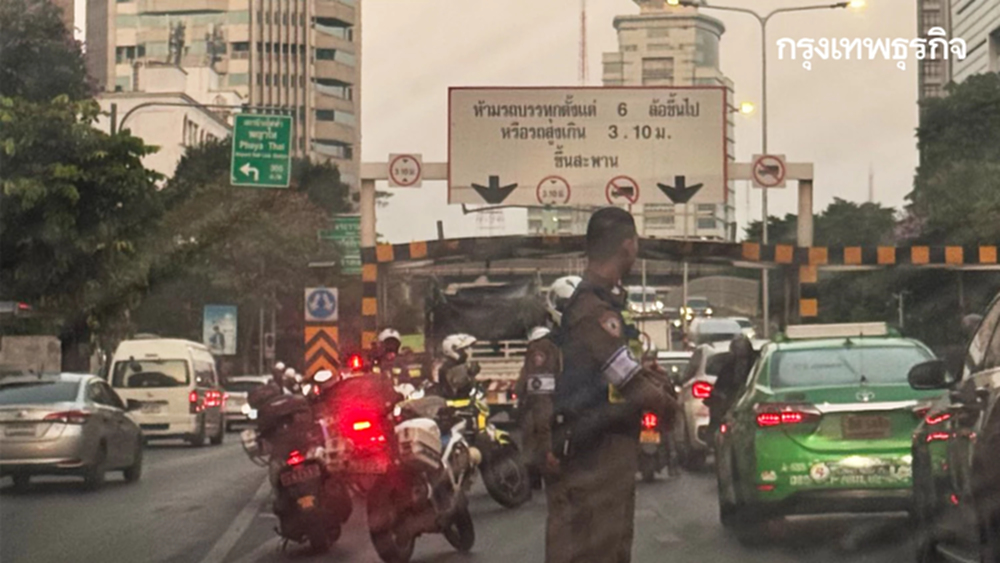 เอาอีกแล้ว รถบรรทุกติดที่กั้นความสูง สะพานข้ามแยกพญาไท รถติดมาก