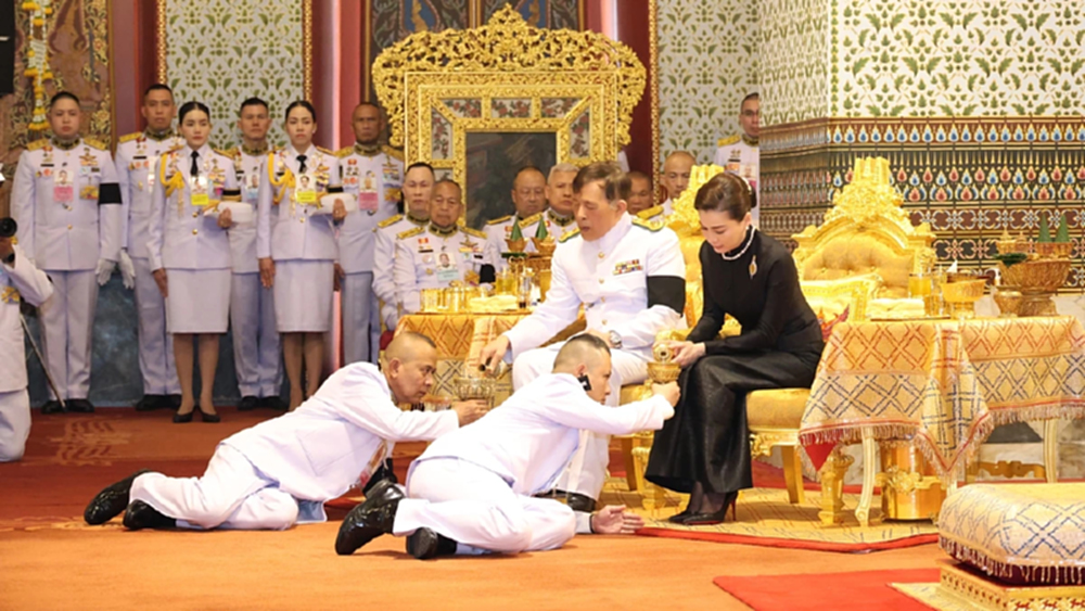 ในหลวง พระราชินี เสด็จฯ ไปทรงบำเพ็ญพระราชกุศลในการพระราชพิธีสงกรานต์ 2569