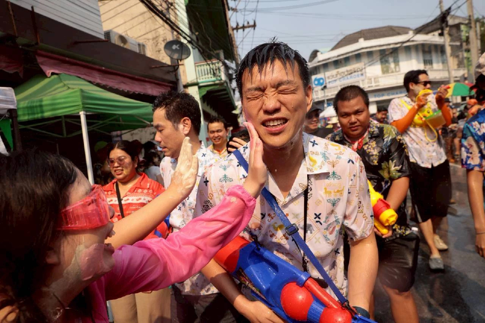 'เท้ง' แอ่วเหนือ ดาวกระจาย สส.ปชน.ฉลองสงกรานต์-ให้กำลังใจ ปชช.