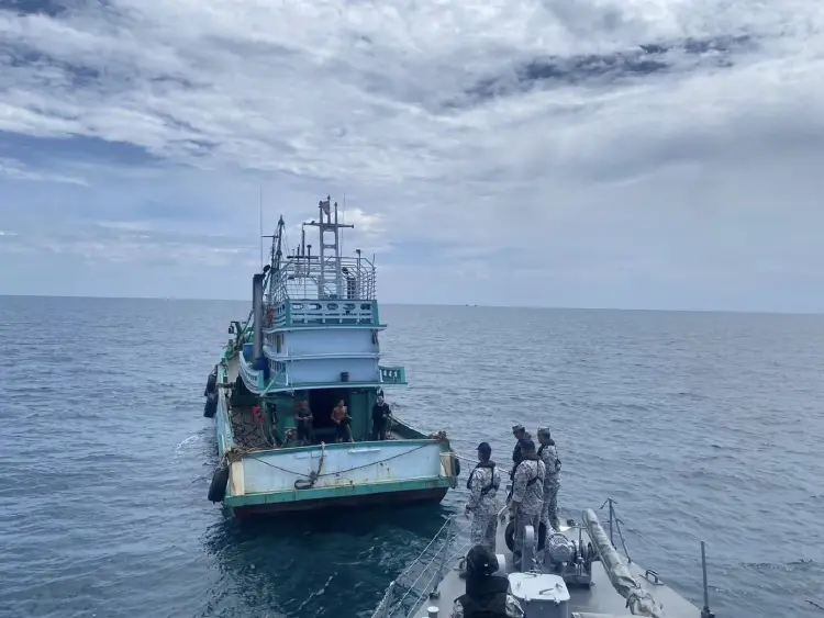 ผบ.ทร. สั่ง 'ทัพเรือภาค 1-2' ปิดล้อมทะเลไทย สกัดลักลอบส่งน้ำมันไปต่างประเทศ