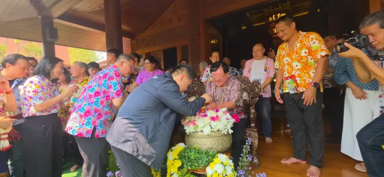 'วราวุธ' รดน้ำ-ขอพร 'ประภัตร' ชี้ เป็นเสาหลักทำงานเพื่อสุพรรณฯ