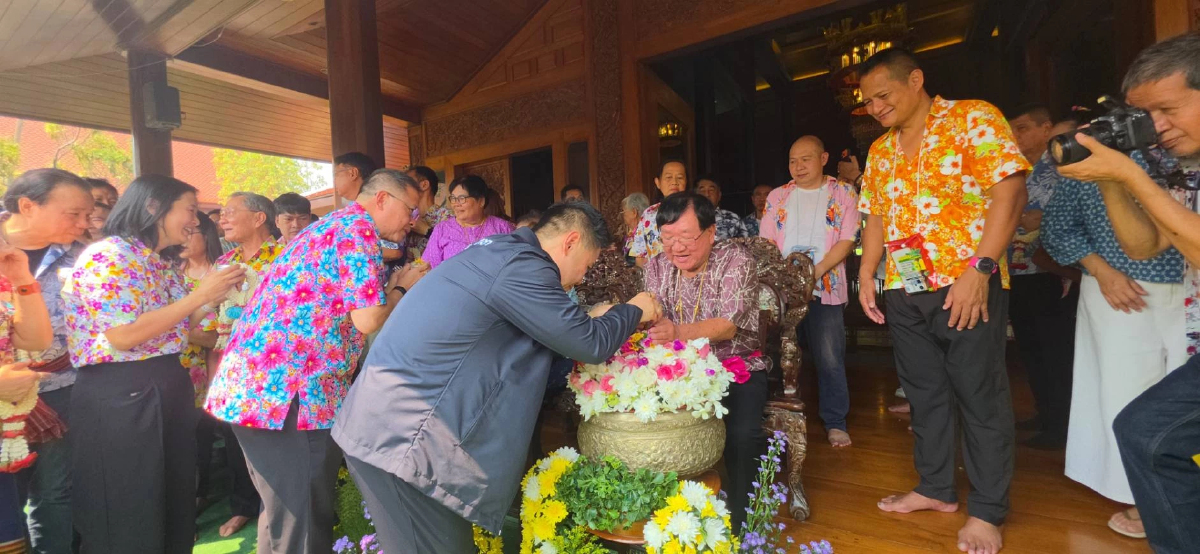 'วราวุธ' รดน้ำ-ขอพร 'ประภัตร' ชี้ เป็นเสาหลักทำงานเพื่อสุพรรณฯ