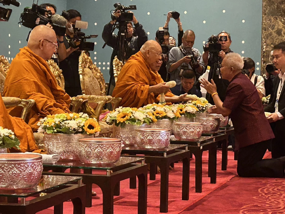 'สภาฯ' ทำบุญสงกรานต์ ครั้งแรกที่ชั้น11  ขอพรให้ประเทศรอดวิกฤติ